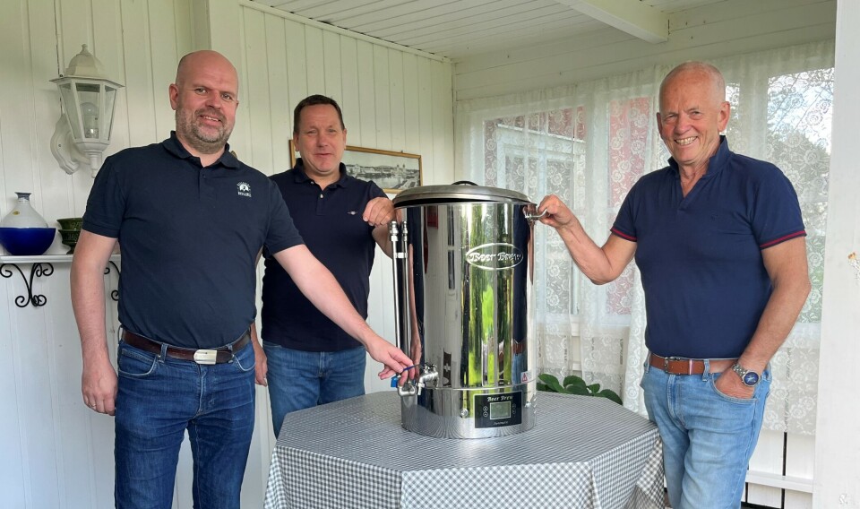 Hjemmebryggerne Ole Einar Stavne, Einar Øyen og Magne Løfaldli vil servere flere forskjellige sorter øl på Boktakvelden. Her er de samlet rundt bryggerikjelen på Rønningen. Tre menn rundt en stor bryggerikjele.