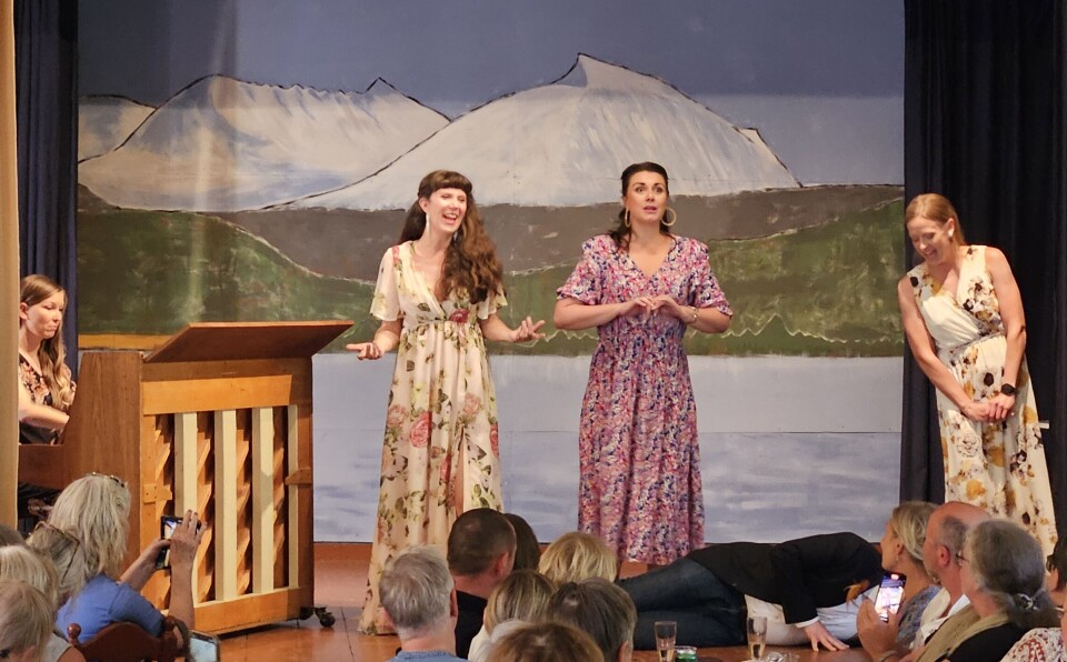 Verkeleg høg kvalitet på det Hedda, Maria, Sigrid og Susanna framførte i Todalen ungdomshus. Tre damer som står på ei scene og synger, og ei som spiller piano.