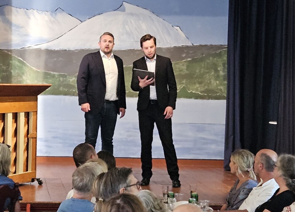 Tobias og Erik har mektige stemmar. To menn i dress som står på en scene og synger.