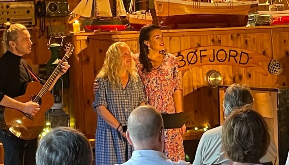 Harmonien blant sangere og musikere viste at de koste seg i sjøbruksmuseet onsdag kveld. Artister og publikum