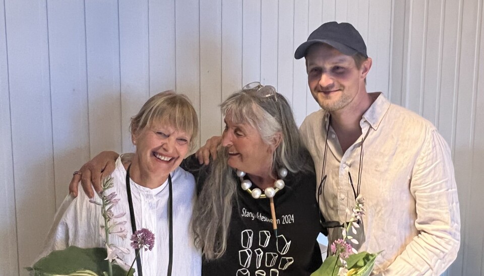 Brit Dyrnes saman med årets festivalkunstnarar, Guri Sandvik og Ebbe Arneberg. tre mennesker holder om skuldre og poserer til kamera
