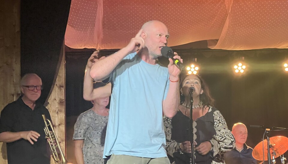 Trond Wiger framførte noko av musikken frå rap-gruppa si 'Gode Ord Dør Sist', saman med Balkan Brasserie. mann med mikrofon