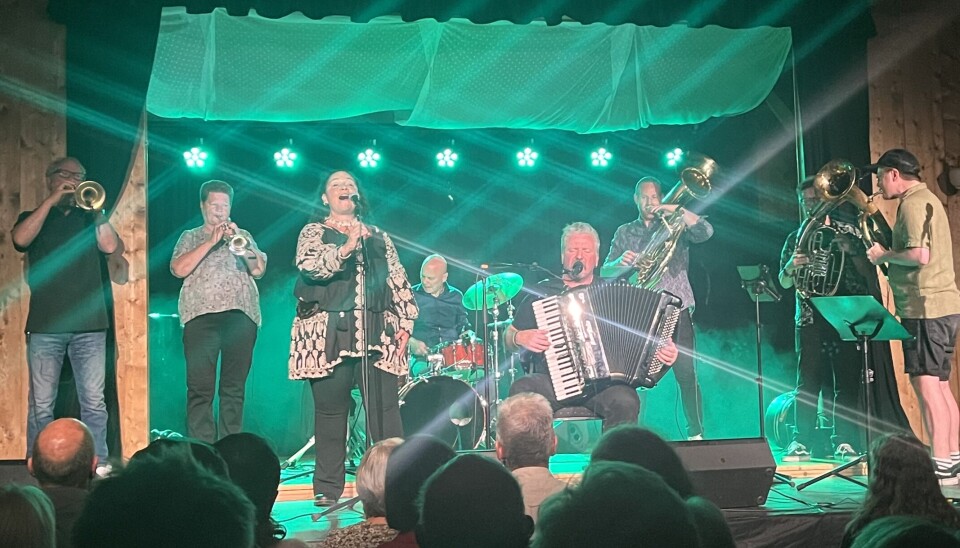 Balkan Brasserie! mange på scene med instrumenter