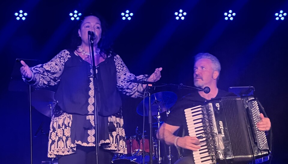Anne Fossen og Jovan Pavlovic. to på scene med trekkspill