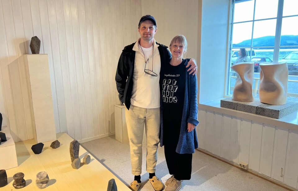 Ebbe Arneberg og Guri Sandvik. to folk midt i kunstutstilling