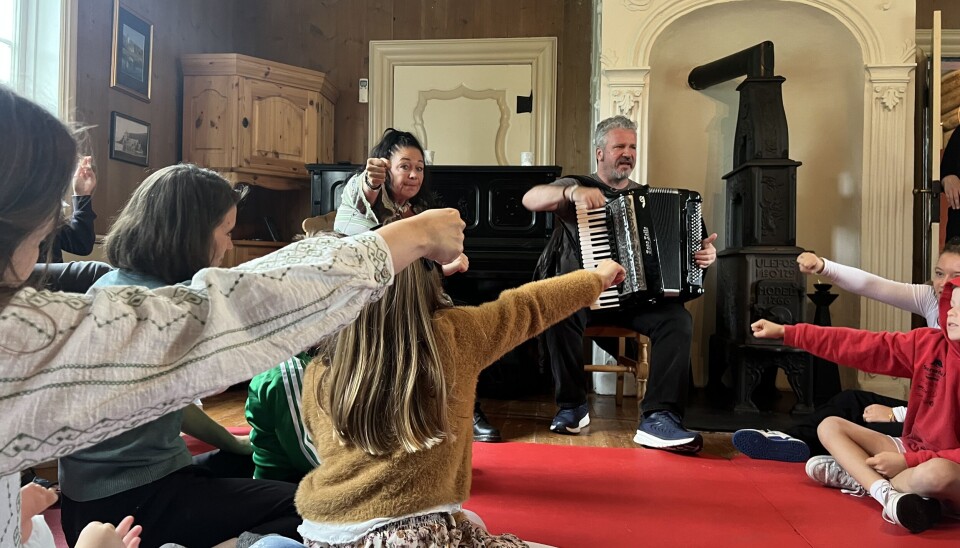 Barnas balkan på Prestegarden publikum med neve foran kroppen