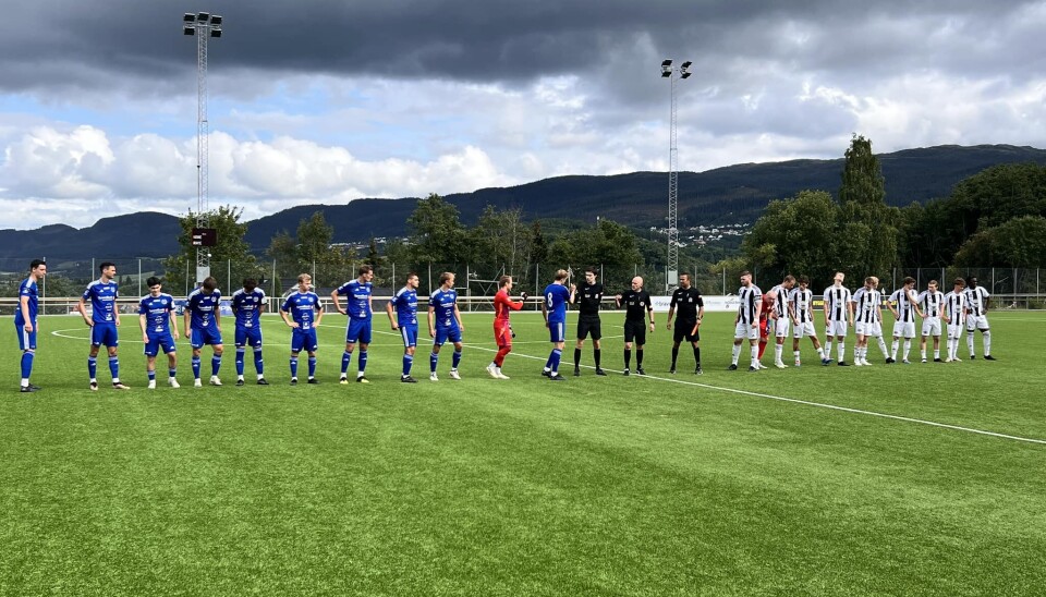 Sesongens første bortekamp gikk ikke som planlagt menn i blå og hvite drakter på fotballbane