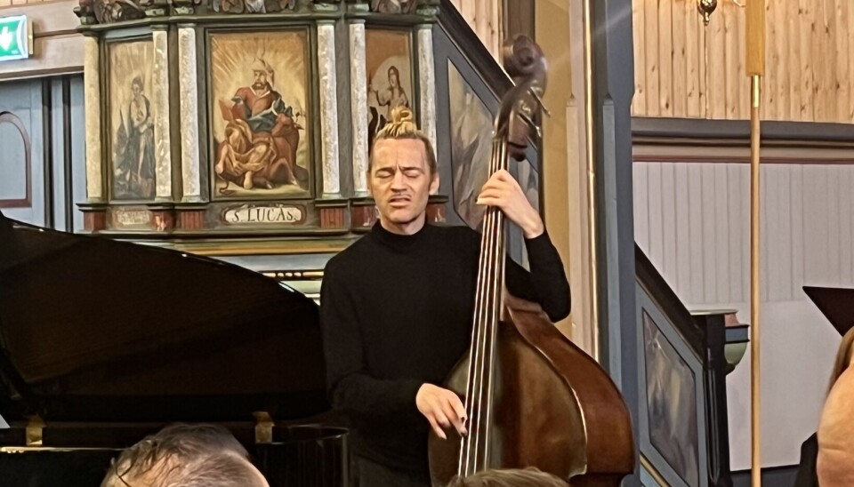 Erlend Smalås på kontrabass. mann med kontrabass