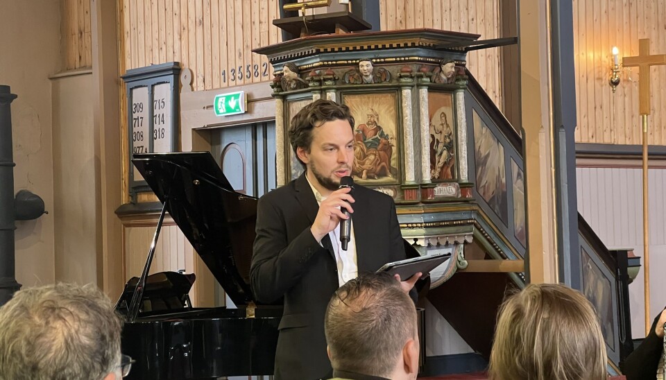 Erik Rosenius leia oss gjennom konserten, og gjorde i tillegg ein formidabel jobb som bass i koret. mann med mikrofon