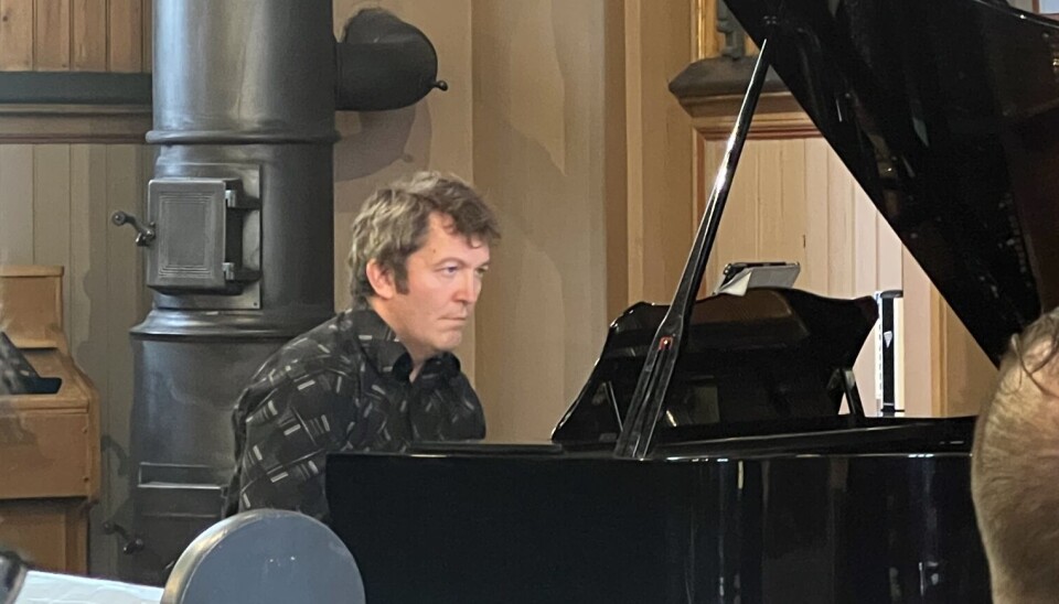 Trygve Brøske hadde skrive eit arrangement for akkurat denne konserten. Stykket er eigentleg er ment for eit stort orkester og kor. mann på flygel