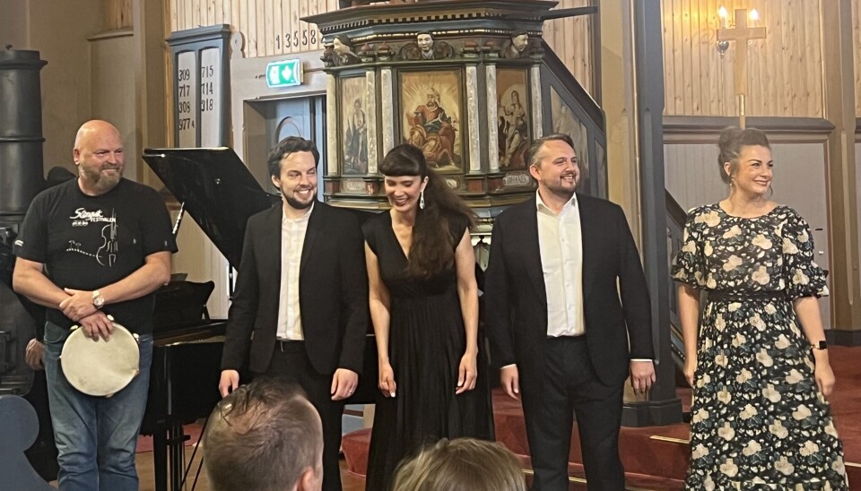 vokalister smiler i kirke