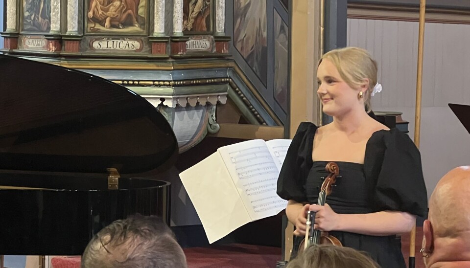 Signe Weider Skjesol spelte nydeleg musikk på fiolin. jente med fiolin på scene
