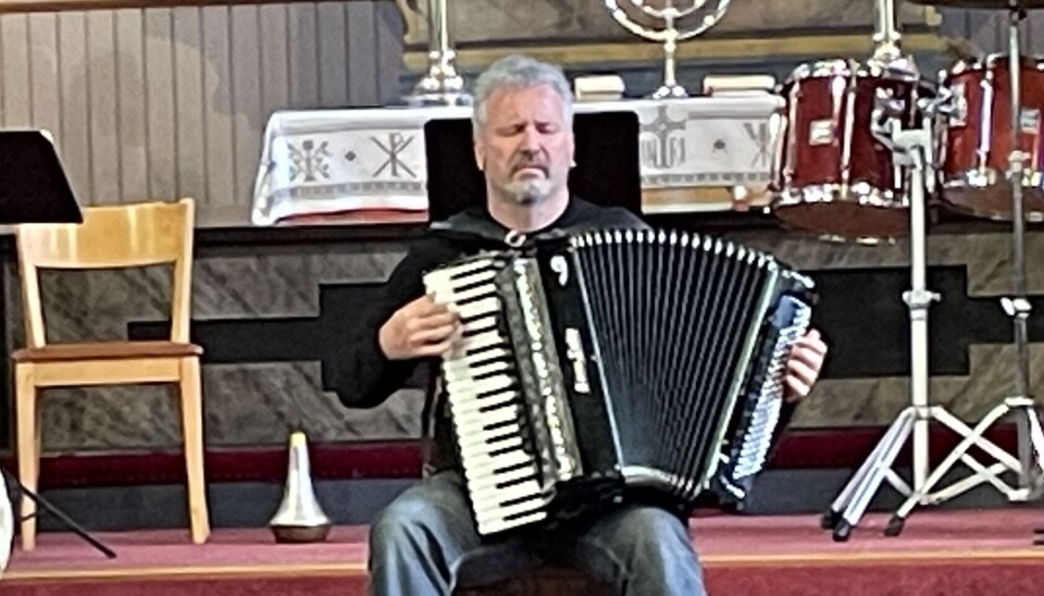 Jovan Pavlovic fortalde om bakgrunnen for dei fine og varierte melodiane han hadde laga. mann med trekkspel