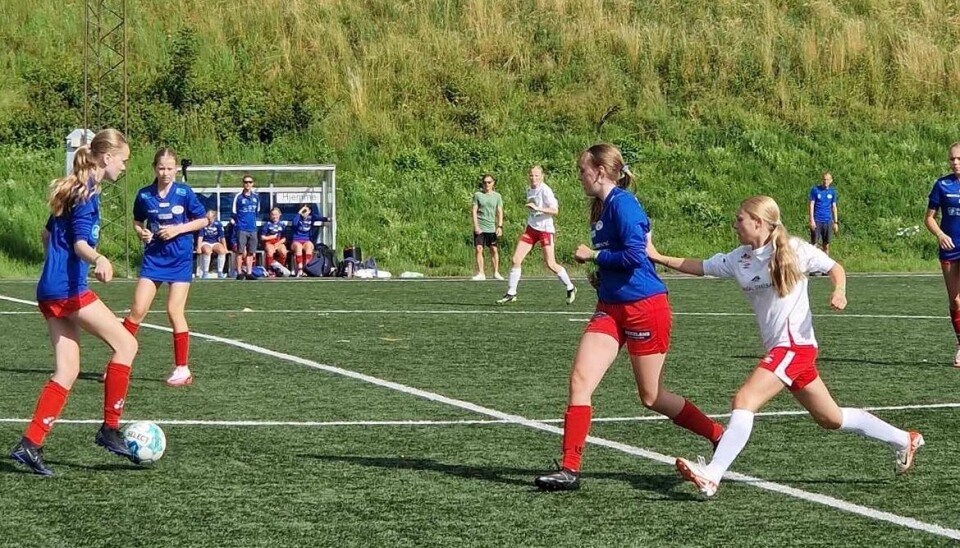 Arkivbilde av Rindal IL J15 Tenåringsjenter som spiller fotball.