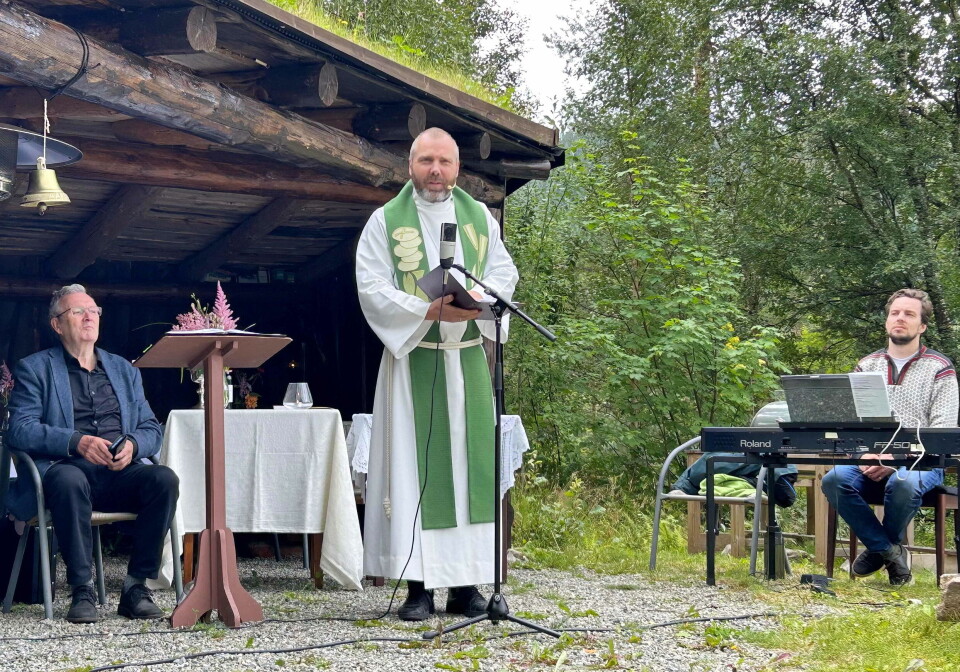 Sentrale aktørar. Frå venstre Bernt Bøe (klokkar og medliturg), Vidar Rygh og Erik Rosenius. En prest som preker i mikrofon, utendørs ved en gapahuk. En man sitter inne i gapahuken og hører på, og en mann sitter ved et elektonisk orgel.