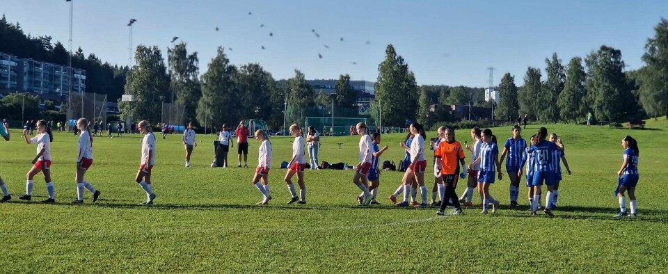 Rindal J15 takker for kampen mot U de Chile. To fotballlag med unge jenter hilser av kampen