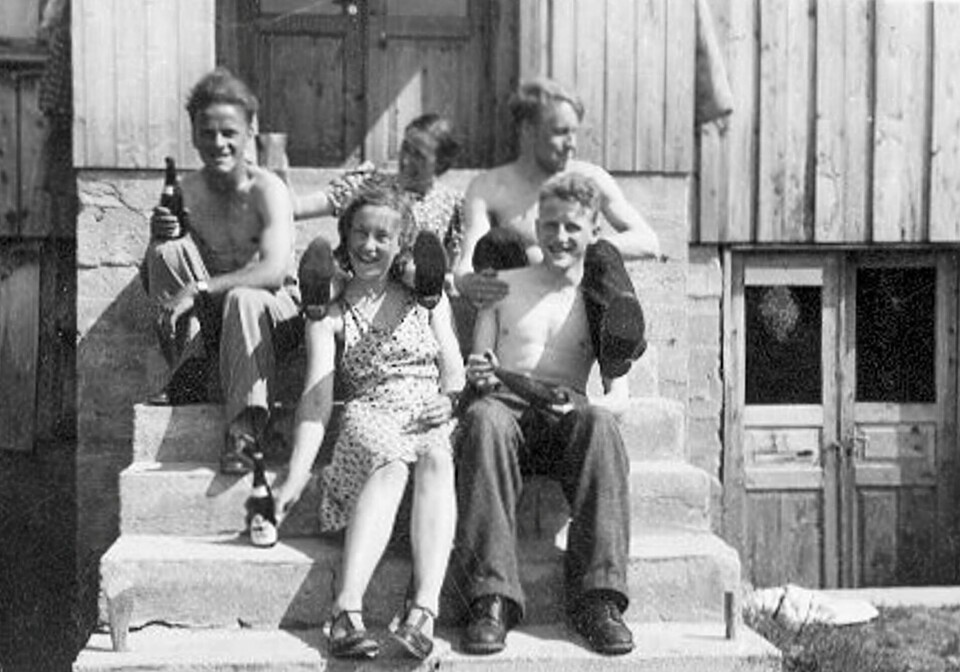 Tilsette tek bruspause på fabrikktrappa (1941). Bak sit Gunnar Skrøvset, Ragna Skrøvset (Settemsdal) og Kåre Settemsdal. Framme: Marit Skrøvset (Solem) og hennar tilkomande Sigurd Solem. Gammelt svart/hvitt-bilde av fem ungdommer som sitter på ei hustrapp.