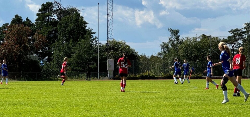 Surnadal IL J14 mot Halse-Løren Vålerenga. En fotballkamp med tenåringsjenter.