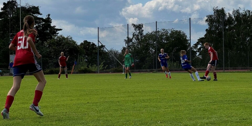 Surnadal IL J14 mot Hasle-Løren Vålerenga. En fotballkamp med tenåringsjenter.