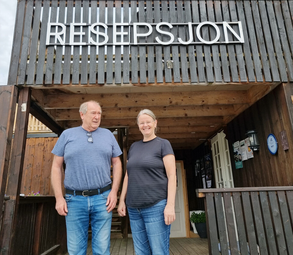 Magny Strand eier og daglig leder for Valsøya sammen med Ragnar Krogstad som er ansvarlig for menyer og at kvaliteten på maten er det Valsøya vil stå for. De er begge veldig fornøyde med å kunne tilby det smakfulle urfekjøttet til sine kunder fremover. En mann og ei dame som står foran inngangen til en restaurant.