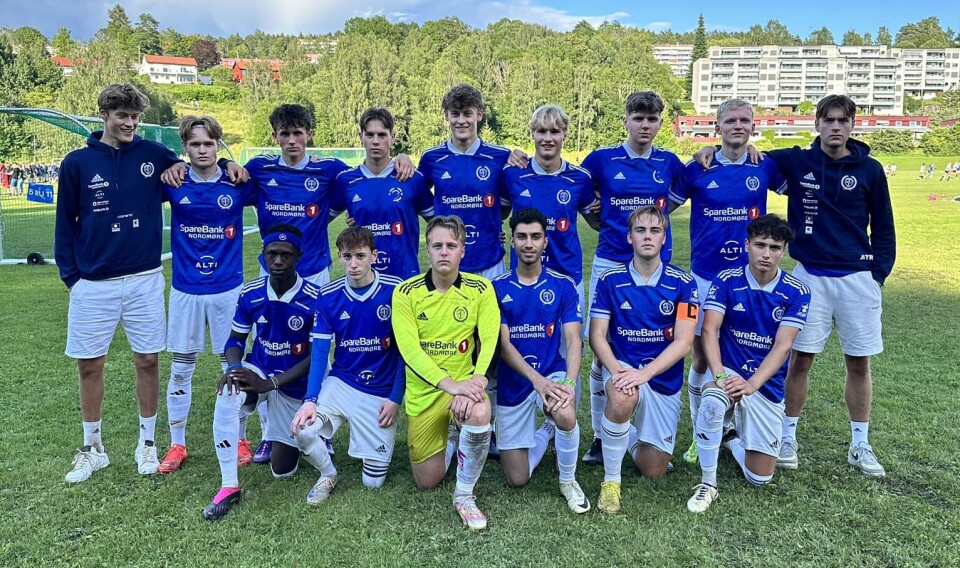 Surnadal IL tok seg helt til 1/8 delsfinale i B-sluttspillet. Tenåringsgutter i blå fotballdrakter stilt opp for lagbilde