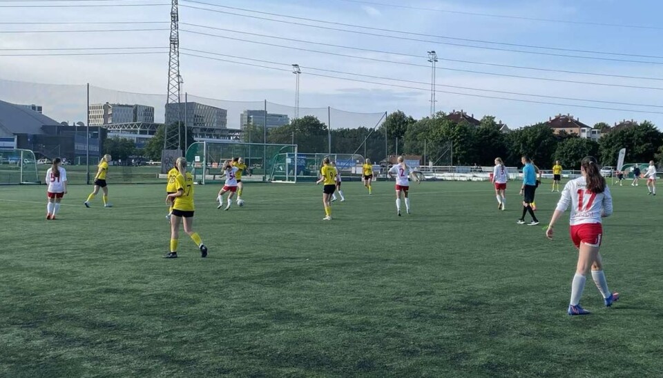 Rindal IL J15 spilte seg helt til semifinalen i B-sluttspillet torsdag - her fra kampen mot Raufoss