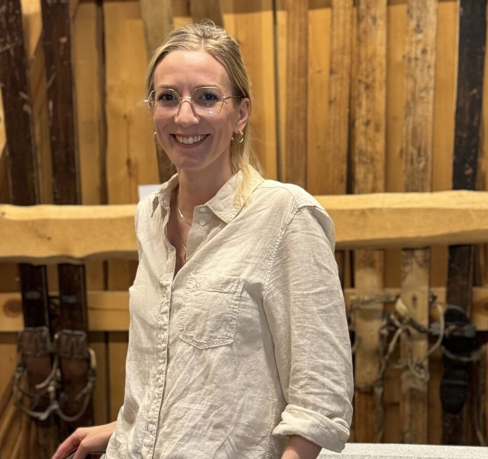 Sigrid Fivelstad åpner sin kunstutstilling på Skimakerlåven i august. Dame foran en vegg med ski