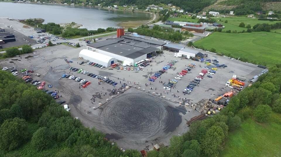 Et industriområde med mange biler sett fra lufta.