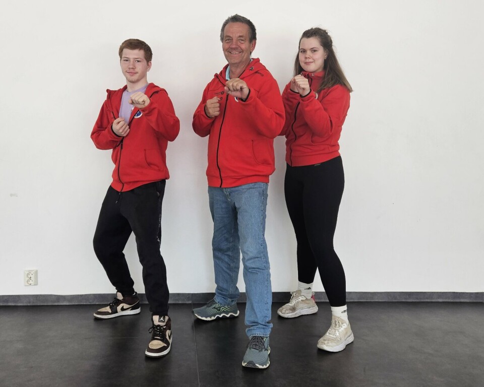 Leder i Surnadal Taekwon-Do klubb, KJell Gunnar Polden, flankert av instruktørene på det nye barn/voksen kurset. Til venstre Ulrik Akrim, og helt til høyre Nathalie Nordlund