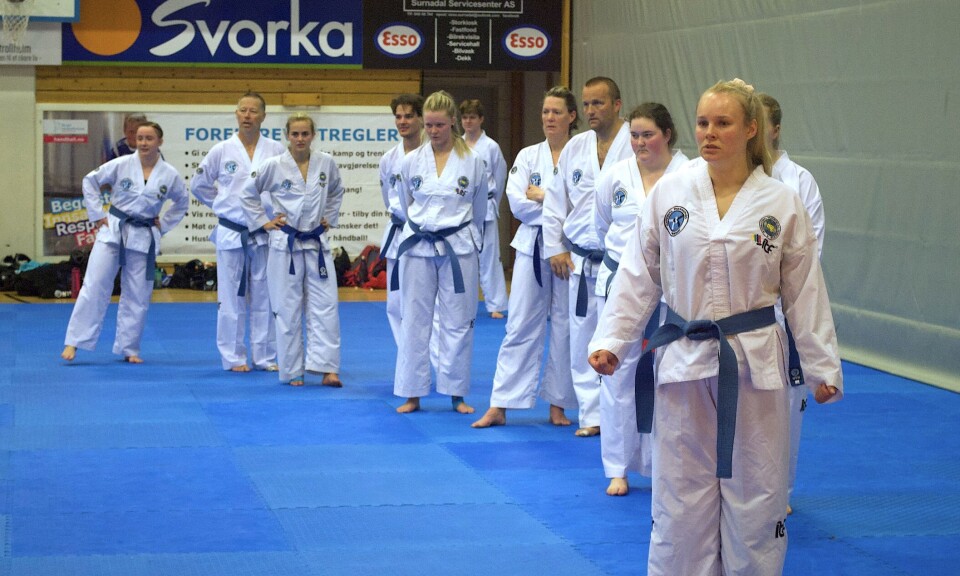 Man er gjerne litt spent før graderinger. Man utøvere i taekwondo drakt og blått belte står i kø