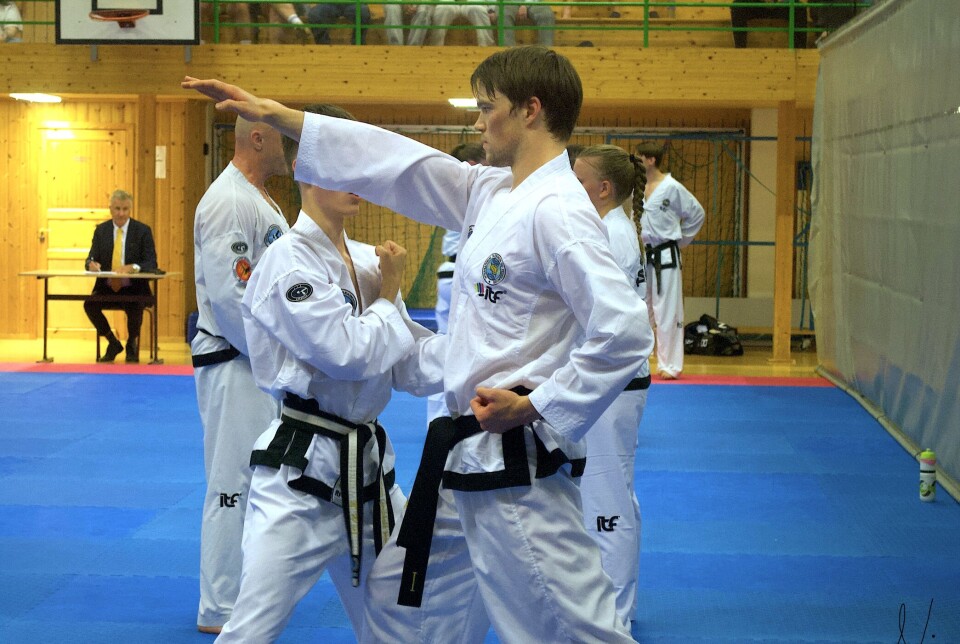 Poenget med steg-sparring er å lære hvilke teknikker man kan bruke for å forsvare segselv.