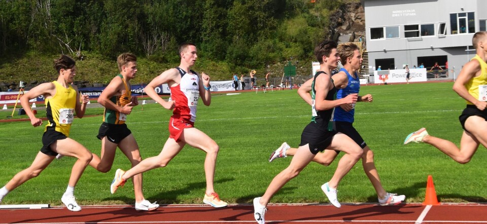 Magnus Øyen løp kvalifisering til 1500 meter i Junior NM på fredag. Unge gutter i friidrettsdrakt løper på en bane.
