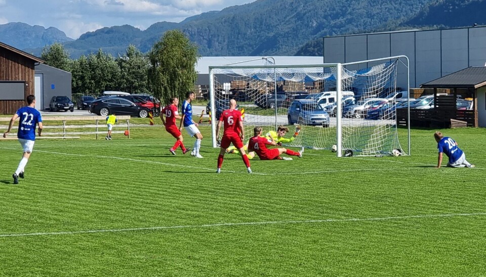 Frikk Talgø scorer etter 46 minutter. Et fotballag scorer mål