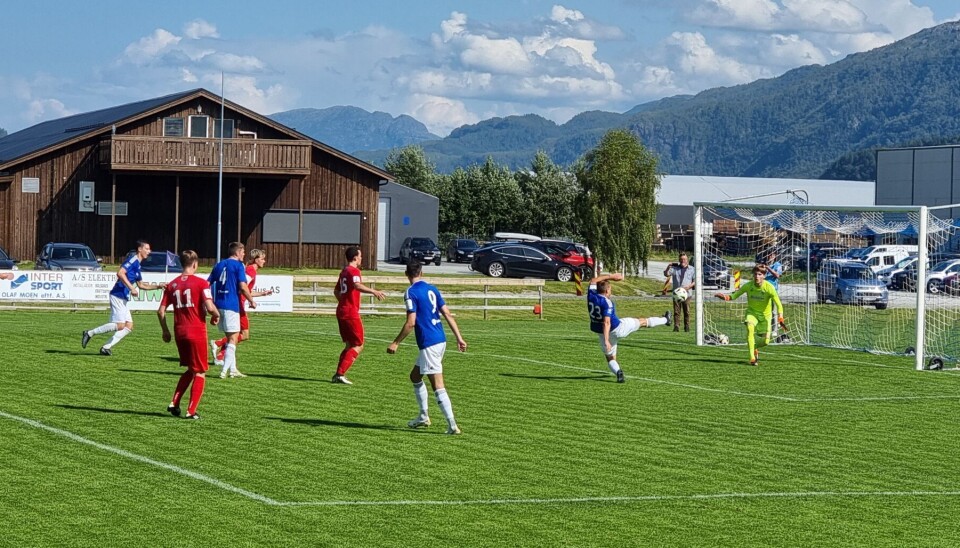 Mogstad scorer, men målet blir annullert. En fotballspiller scorer mål