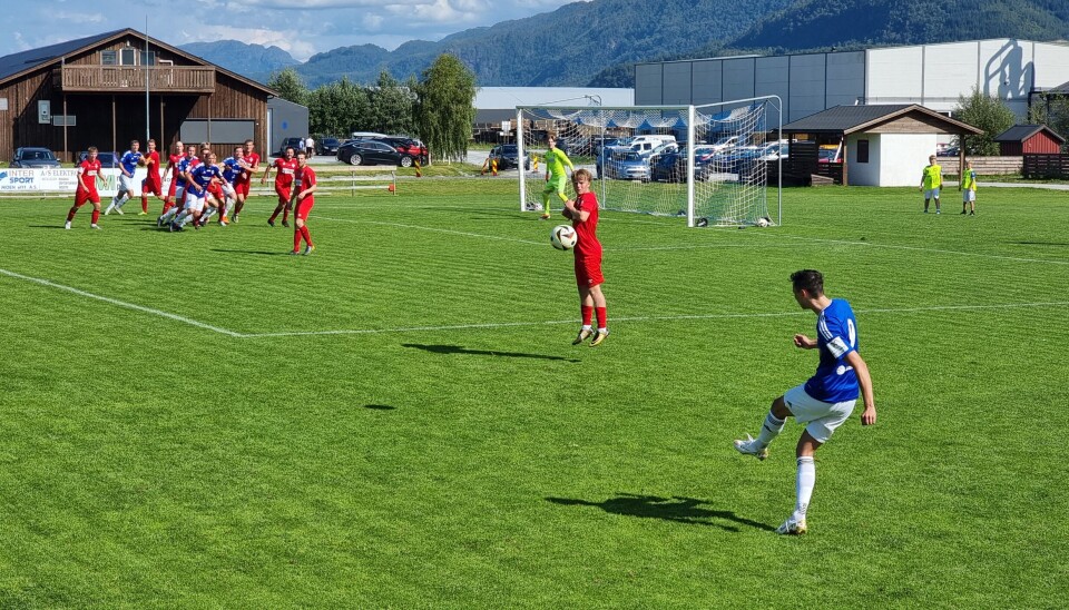 Sander Smevoll tar frisparket. En fotballspiller tar frispark.