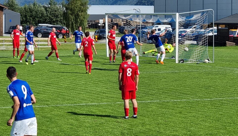 Viljar Fiske Kvande setter den i mål. Scoring til det blå laget.