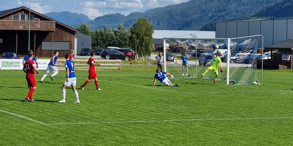 Målbonanza og seier på Syltøran To fotballag spiller kamp
