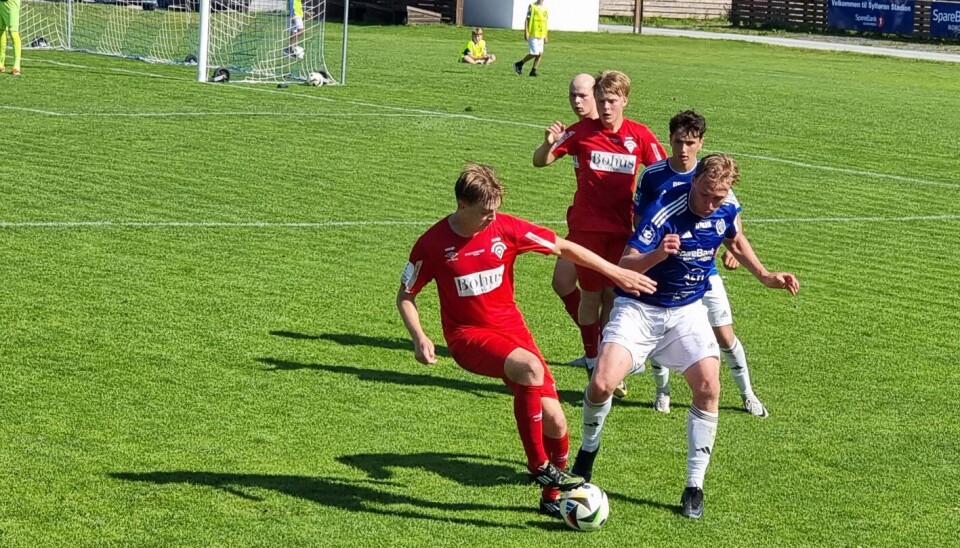 Målbonanza og seier på Syltøran Flere fotballspillere kjemper om ballen