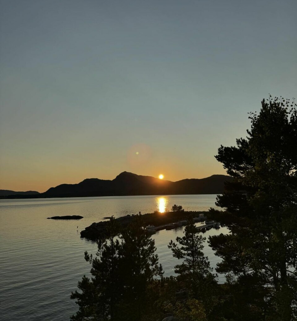 Hilsen fra Bøifoten. Nydelig sommerkveld. Utsikt mot fjellet over fjorden og solnedgang.