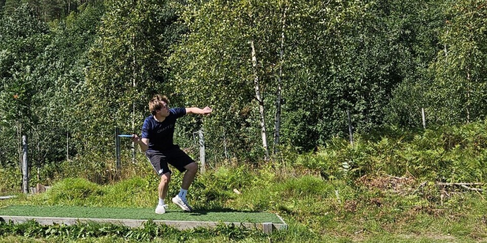 Hele 88 diskgolfutøvere hadde funnet veien til Sagdammen Diskgolfpark på lørdag. Her fra utkastet på bane 5.
