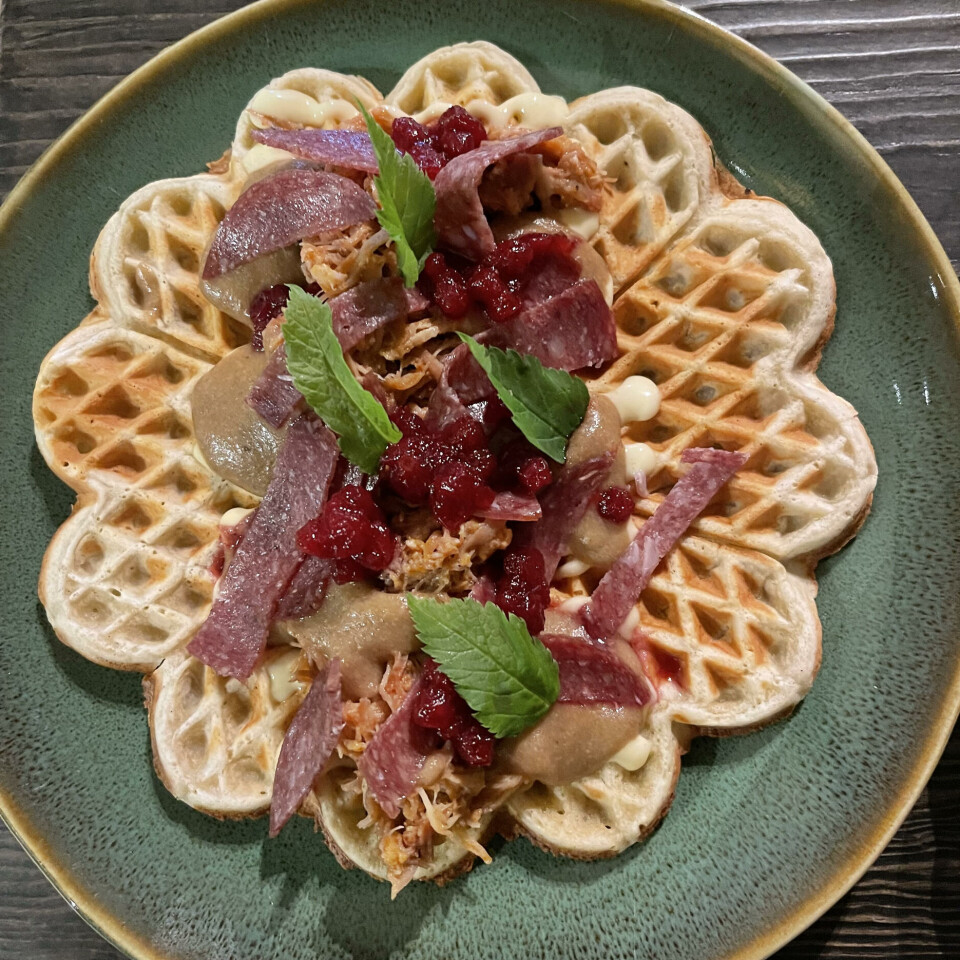 Villbakels. Mye smak av skogen og fjellet. Ikke helt som andre bakels En vaffelplate med kjøtt og pølse, grønne blad.