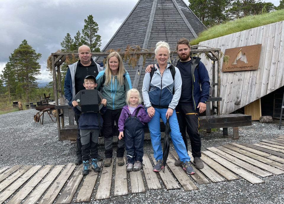 Markus E. og søsteren Kaja med familie skal gå langløypen i dag, og gleder seg veldig En familie utendørs. En gutt på ca 8 år og en jente på ca 6. To damer og to menn i tillegg.