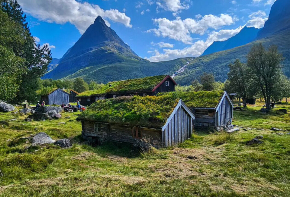 En nydelig dag som var perfekt å bruke til tur til Innerdalen og Renndølssetra. Gamle hus med torvtak på ei seter med fjell i bakgrunnen