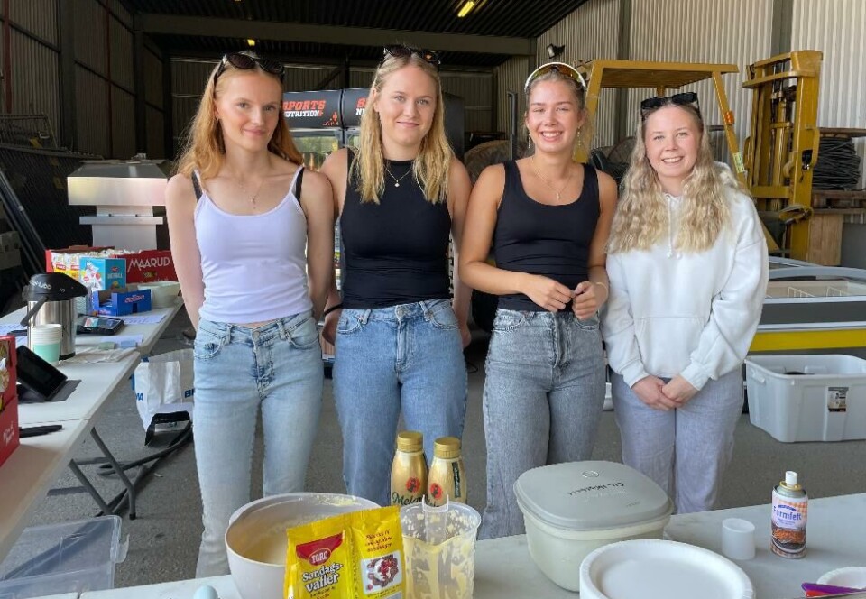Kjærlighet på pinne, is og 'Bakels m/græt' (eller vafler med grøt) var bare noe av det som stod på listen over det man kunne kjøpe i kiosken. Her ser vi Hedda Forslund, Iselin Henden Dalsegg, Eline Østbø og Gine Sæterbø bak disken. Ungdomsjenter