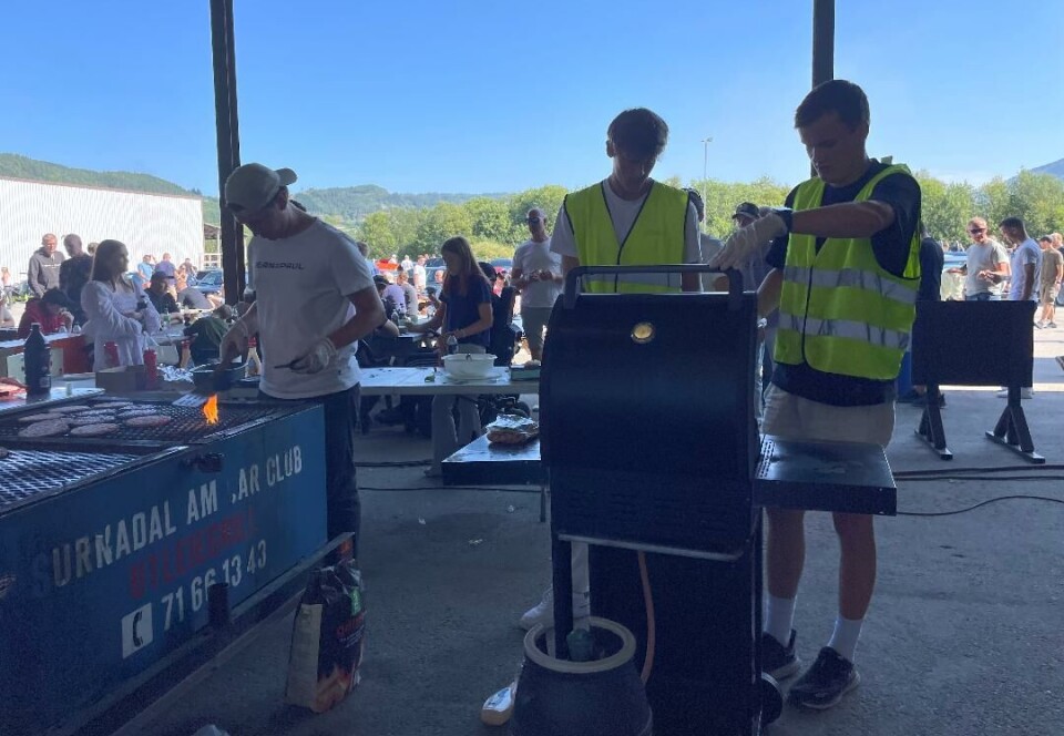 Råg Ranes, Marius Fjærvik og Jørgen Lundemo Solli i full sving med grilling av pølser og hamburgere. Tre ungdomsgutter
