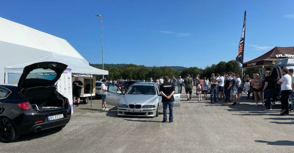 Biler og mange mennesker