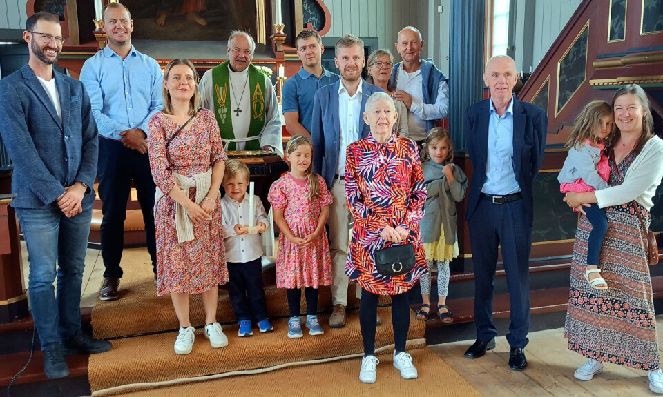 Farmor Marit Heggem framom dåpsbarnet Henri Nyland med storfamilie Storfamilien i kordøra i Rindal kirke