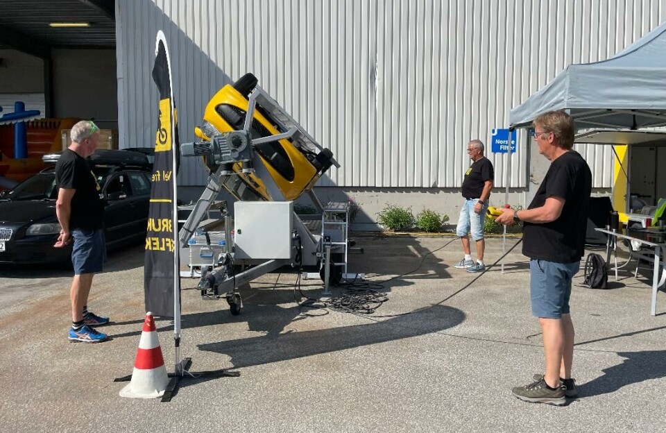 Veltepetteren i aksjon. Bilsimulatorvelt og tre menn