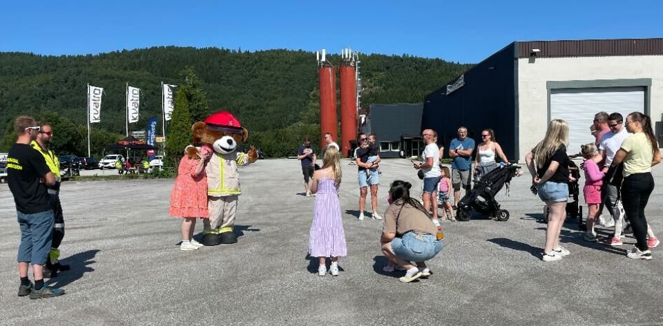 Bjørnis er morsom for både store og små. Her tar barnebarn Line bilde av bestemor Lena sammen med den store brannbamsen. Stor bamse og mennesker