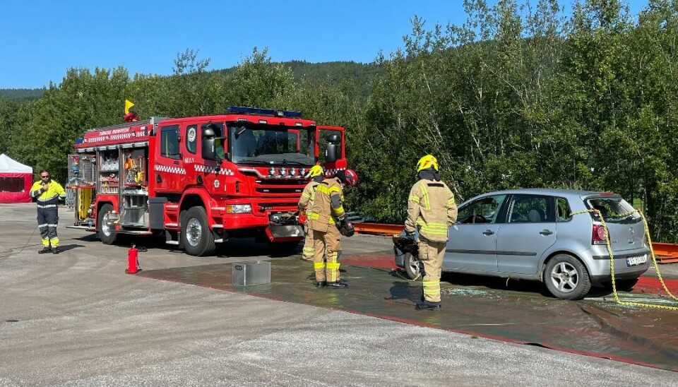 Surnadal brannvesen viste publikum hvordan de får ut folk fra biler når uhellet er ute. Her er det faststropping av den skadde bilen før de klipper i den. Reidar Olav Rudolfsen forklarte over speakeranlegg mens Martinus Grønnes, Thomas Jørgensen og Robin Tellesbø utførte oppdraget. Biler og menn